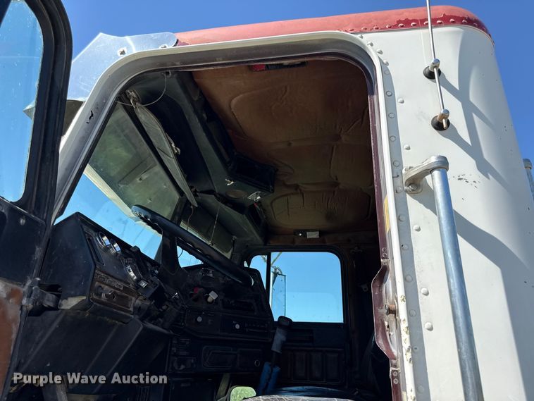 image for item EN0417 1996 Freightliner FLD semi truck