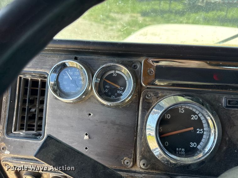image for item EN0417 1996 Freightliner FLD semi truck