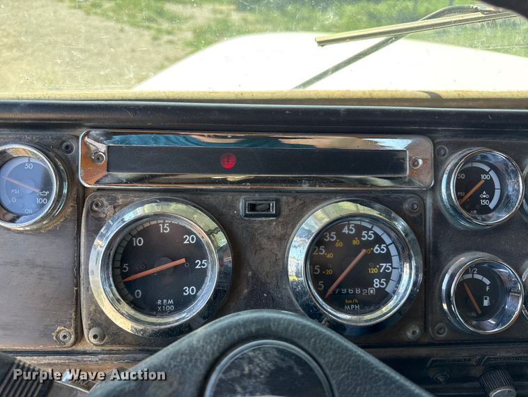 image for item EN0417 1996 Freightliner FLD semi truck