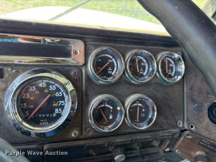 image for item EN0417 1996 Freightliner FLD semi truck