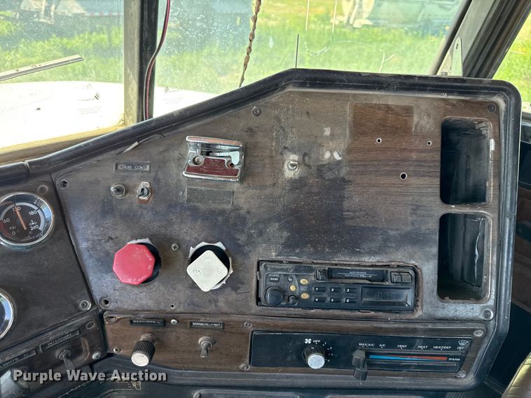 image for item EN0417 1996 Freightliner FLD semi truck