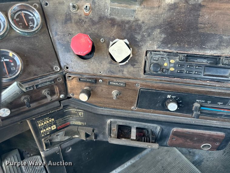 image for item EN0417 1996 Freightliner FLD semi truck