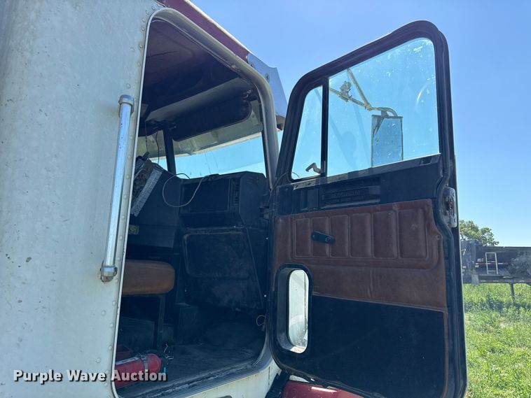image for item EN0417 1996 Freightliner FLD semi truck