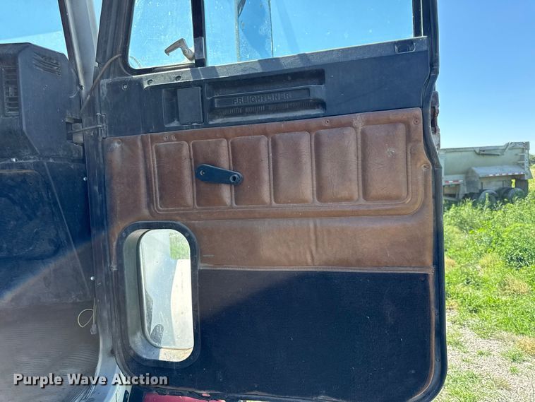 image for item EN0417 1996 Freightliner FLD semi truck