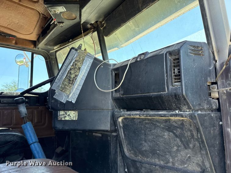 image for item EN0417 1996 Freightliner FLD semi truck
