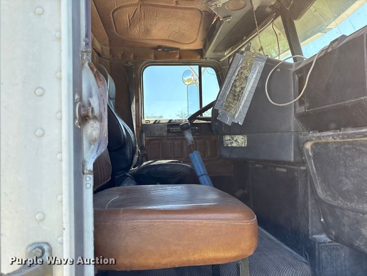 image for item EN0417 1996 Freightliner FLD semi truck