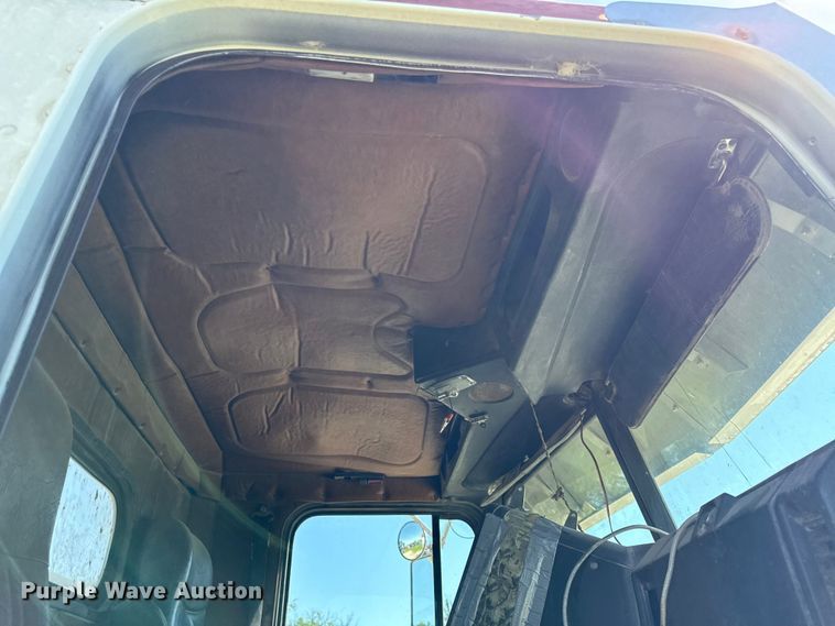 image for item EN0417 1996 Freightliner FLD semi truck