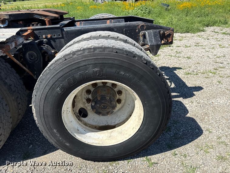 image for item EN0417 1996 Freightliner FLD semi truck