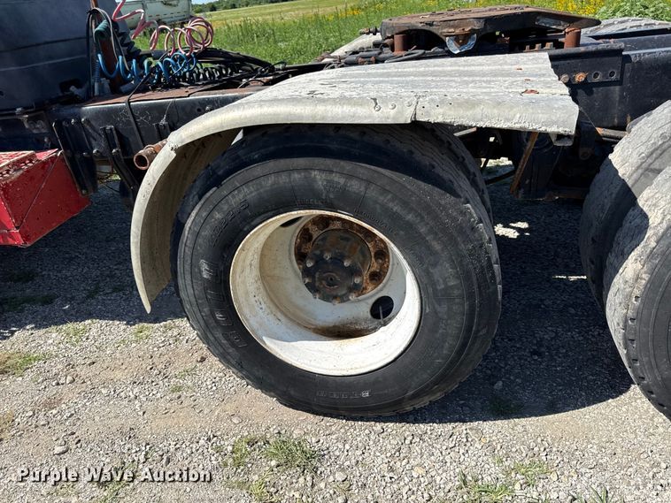 image for item EN0417 1996 Freightliner FLD semi truck