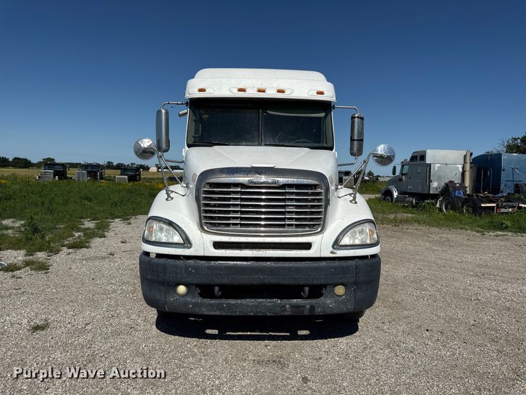 image for item EN0419 2007 Freightliner Columbia semi truck