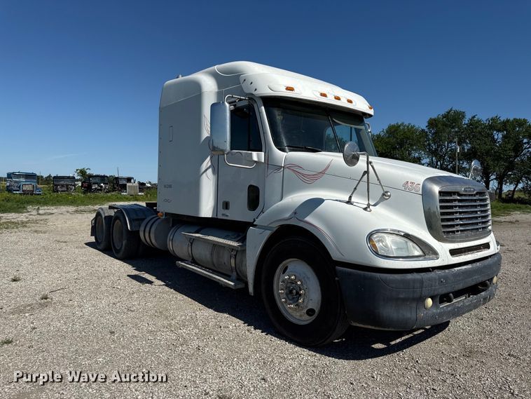 image for item EN0419 2007 Freightliner Columbia semi truck