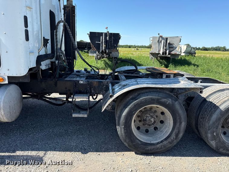 image for item EN0419 2007 Freightliner Columbia semi truck