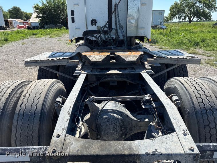image for item EN0419 2007 Freightliner Columbia semi truck