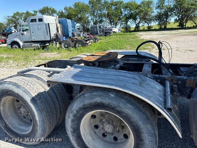 image for item EN0419 2007 Freightliner Columbia semi truck