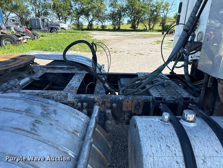 image for item EN0419 2007 Freightliner Columbia semi truck