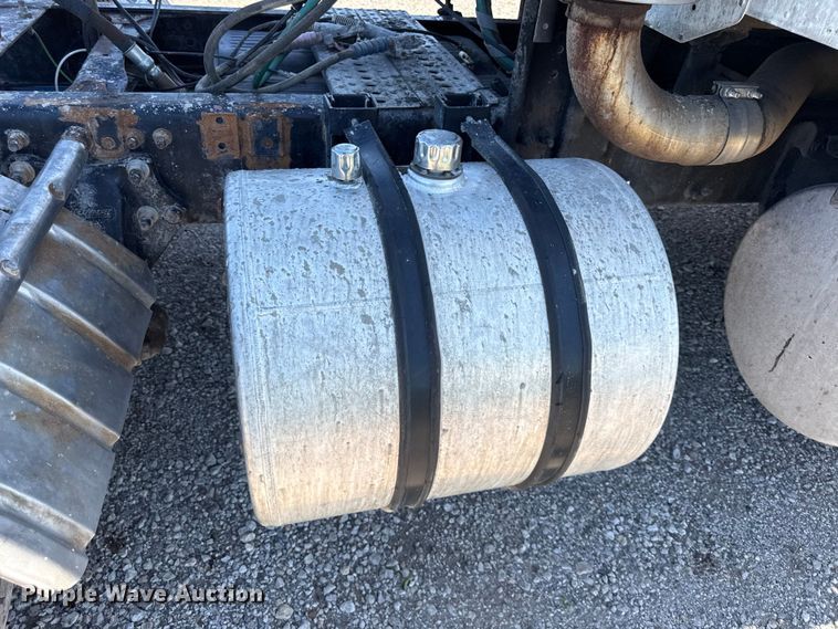 image for item EN0419 2007 Freightliner Columbia semi truck