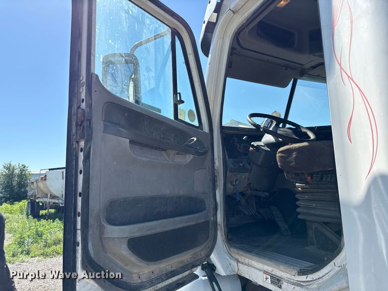 image for item EN0419 2007 Freightliner Columbia semi truck