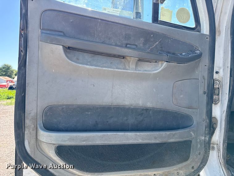 image for item EN0419 2007 Freightliner Columbia semi truck