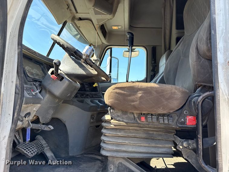 image for item EN0419 2007 Freightliner Columbia semi truck