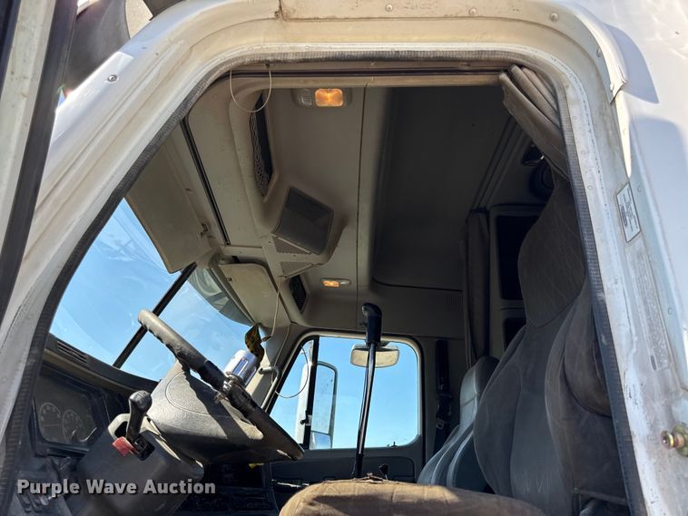 image for item EN0419 2007 Freightliner Columbia semi truck