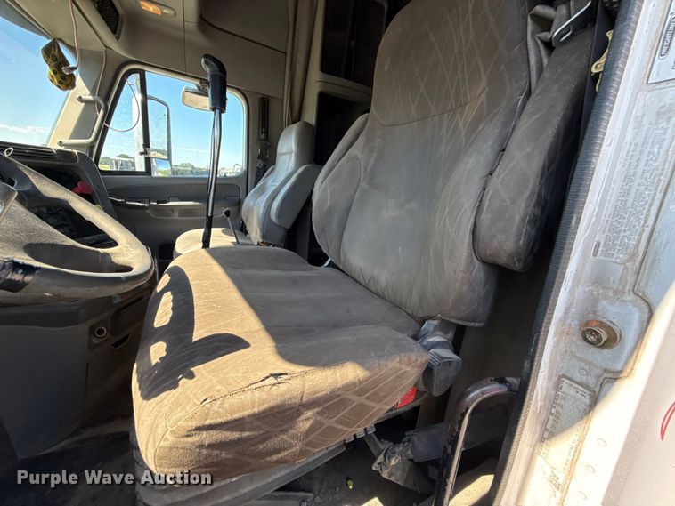 image for item EN0419 2007 Freightliner Columbia semi truck
