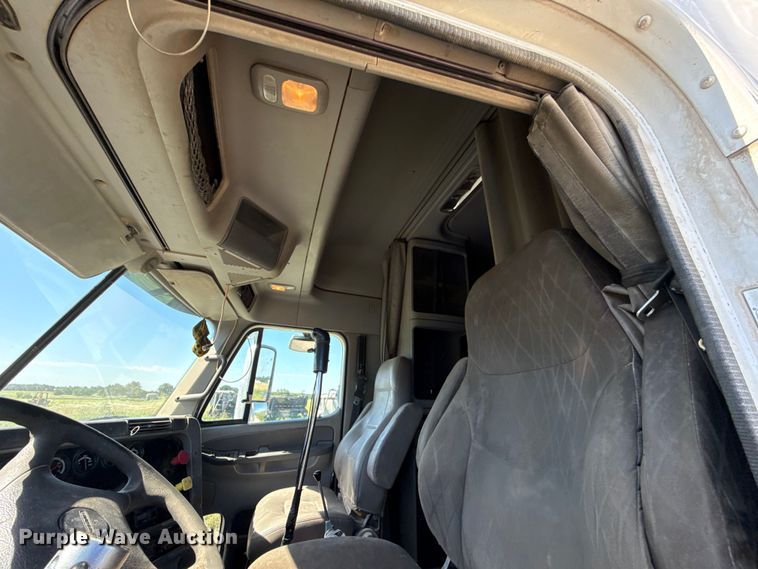 image for item EN0419 2007 Freightliner Columbia semi truck