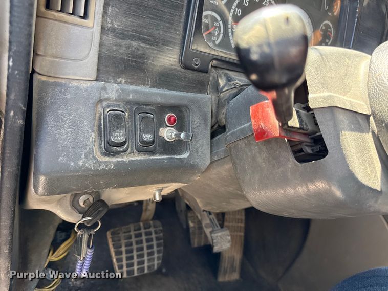 image for item EN0419 2007 Freightliner Columbia semi truck
