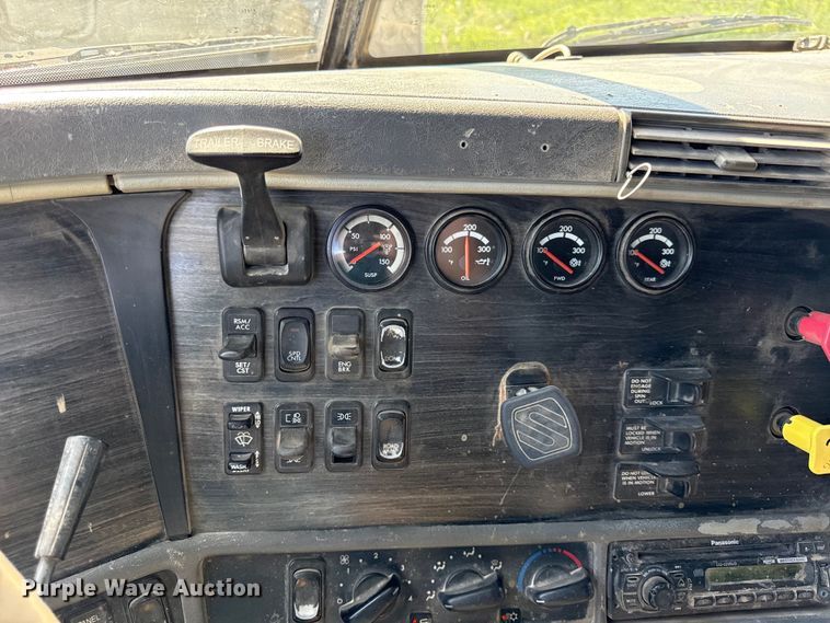 image for item EN0419 2007 Freightliner Columbia semi truck