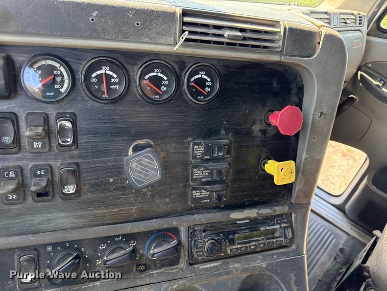 image for item EN0419 2007 Freightliner Columbia semi truck
