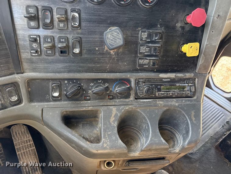 image for item EN0419 2007 Freightliner Columbia semi truck