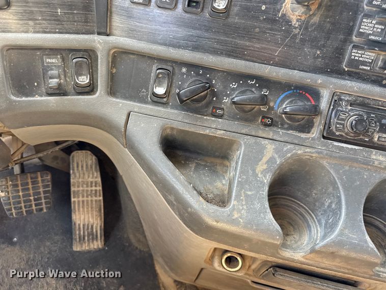 image for item EN0419 2007 Freightliner Columbia semi truck