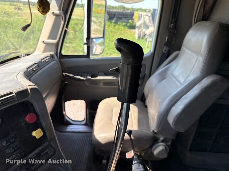 image for item EN0419 2007 Freightliner Columbia semi truck