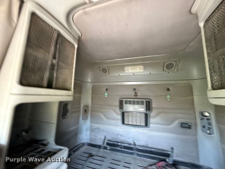 image for item EN0419 2007 Freightliner Columbia semi truck