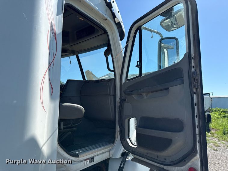 image for item EN0419 2007 Freightliner Columbia semi truck