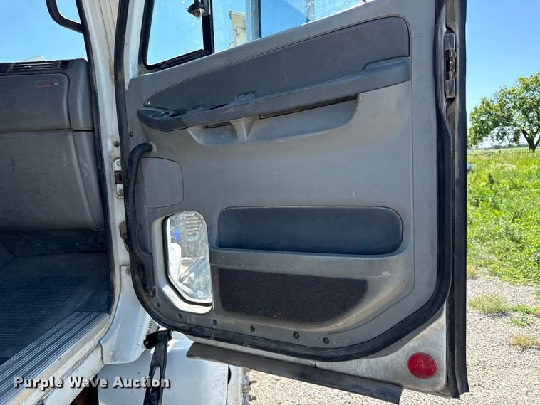 image for item EN0419 2007 Freightliner Columbia semi truck