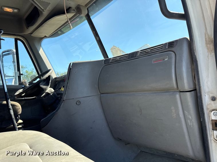 image for item EN0419 2007 Freightliner Columbia semi truck