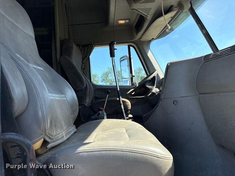 image for item EN0419 2007 Freightliner Columbia semi truck