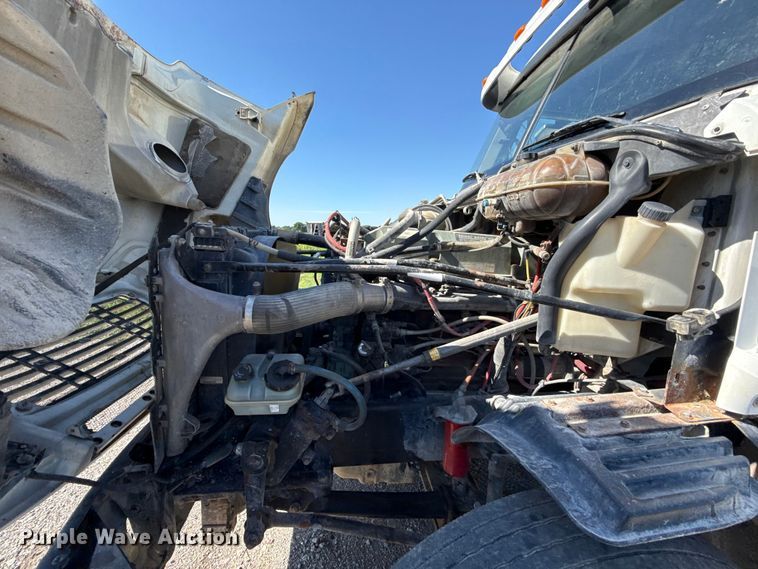 image for item EN0419 2007 Freightliner Columbia semi truck