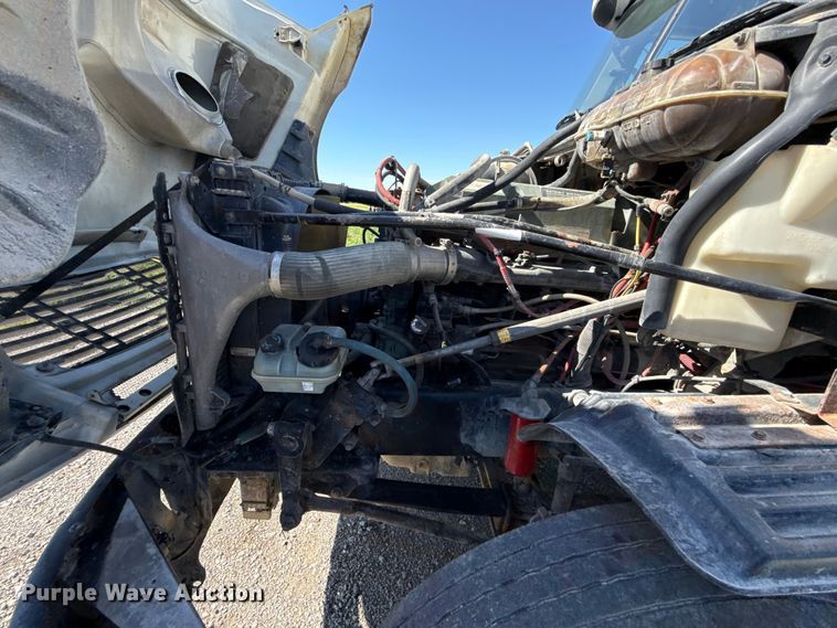 image for item EN0419 2007 Freightliner Columbia semi truck