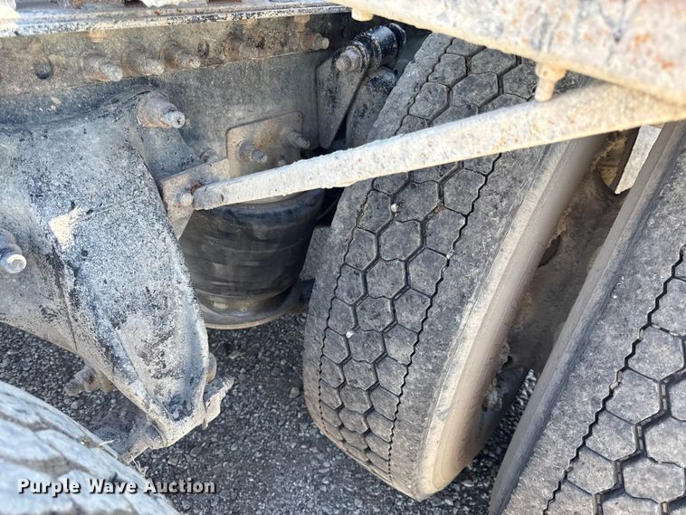image for item EN0419 2007 Freightliner Columbia semi truck