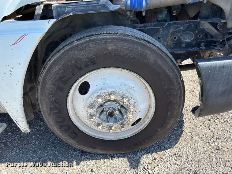 image for item EN0419 2007 Freightliner Columbia semi truck