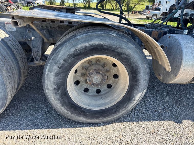 image for item EN0419 2007 Freightliner Columbia semi truck