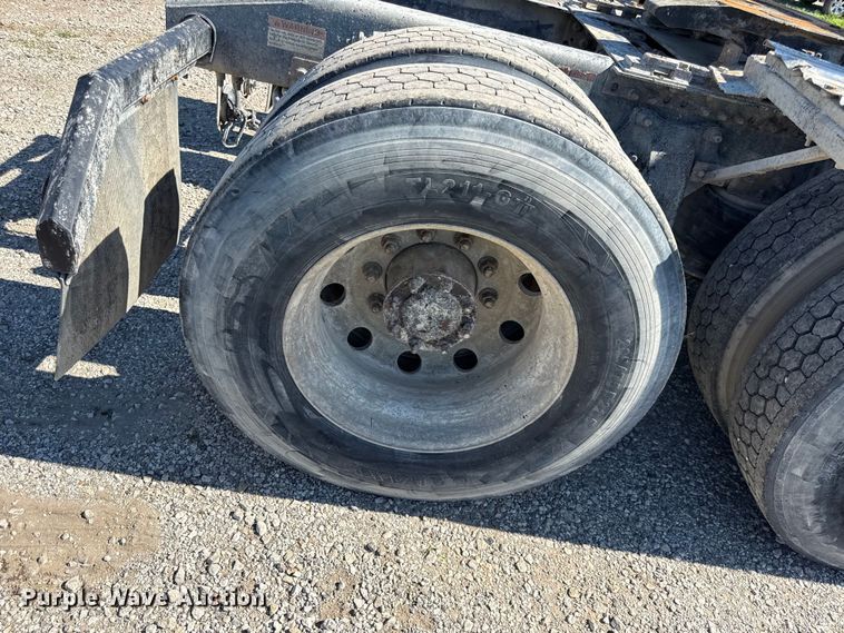 image for item EN0419 2007 Freightliner Columbia semi truck