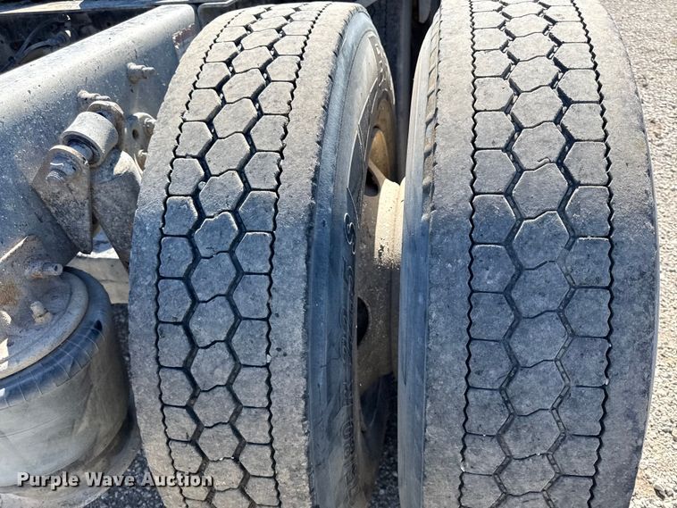image for item EN0419 2007 Freightliner Columbia semi truck