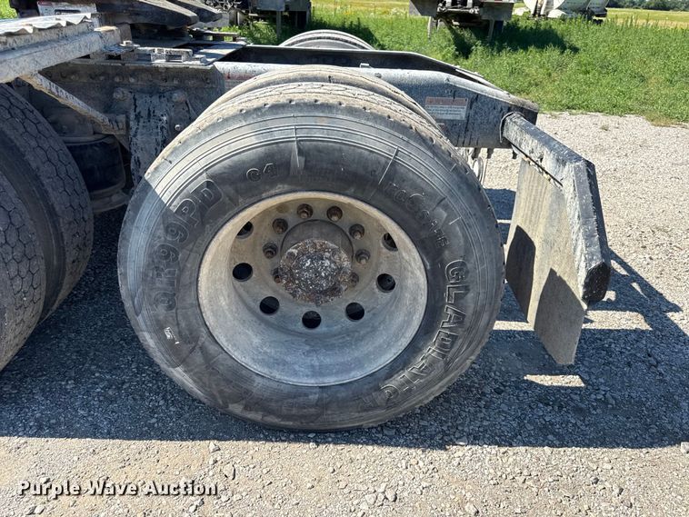 image for item EN0419 2007 Freightliner Columbia semi truck