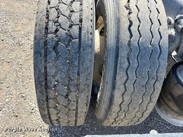 image for item EN0419 2007 Freightliner Columbia semi truck