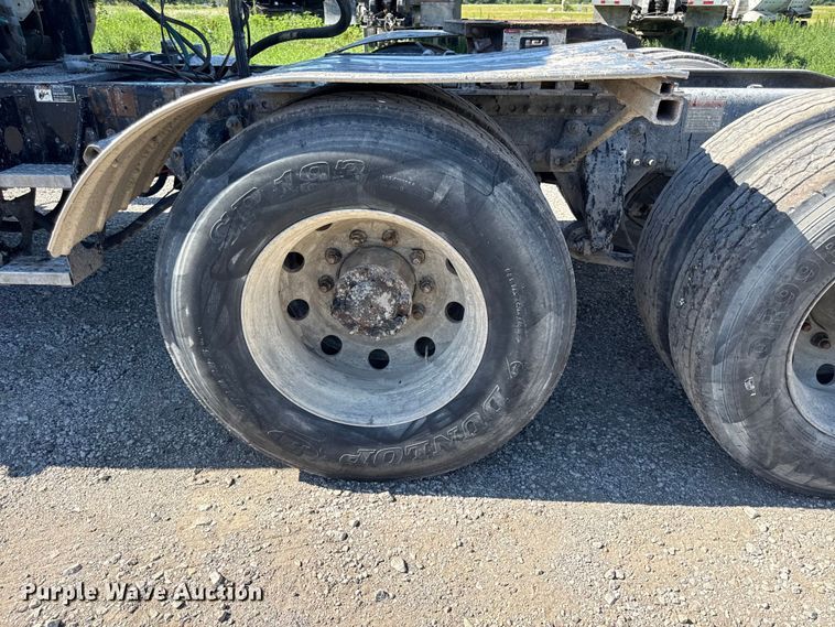 image for item EN0419 2007 Freightliner Columbia semi truck