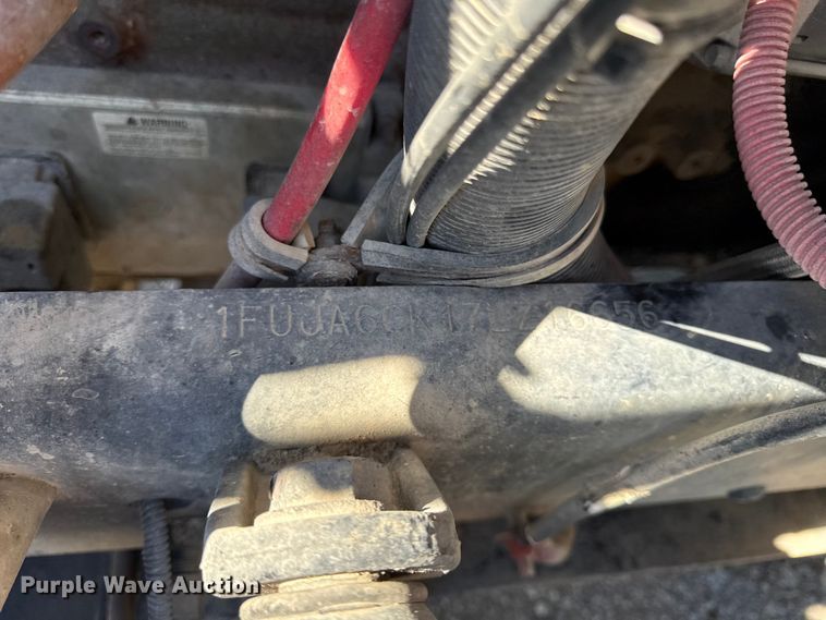 image for item EN0419 2007 Freightliner Columbia semi truck