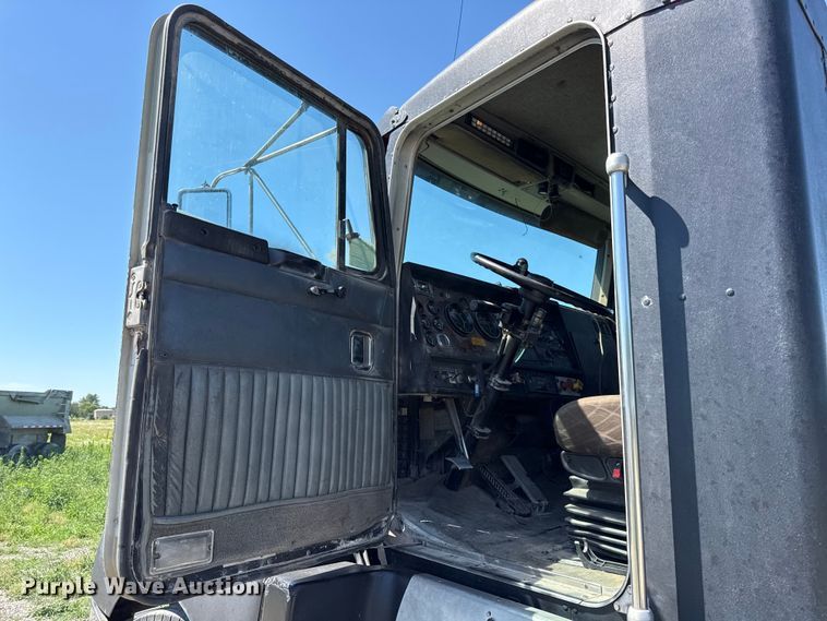 image for item EN0421 1993 Kenworth semi truck