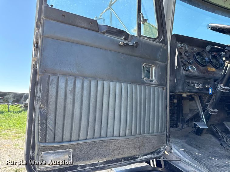 image for item EN0421 1993 Kenworth semi truck